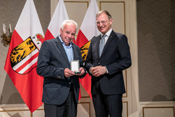 Verleihung der Verdienstmedaille des Landes Oberösterreich durch Landeshauptmann Thomas Stelzer.